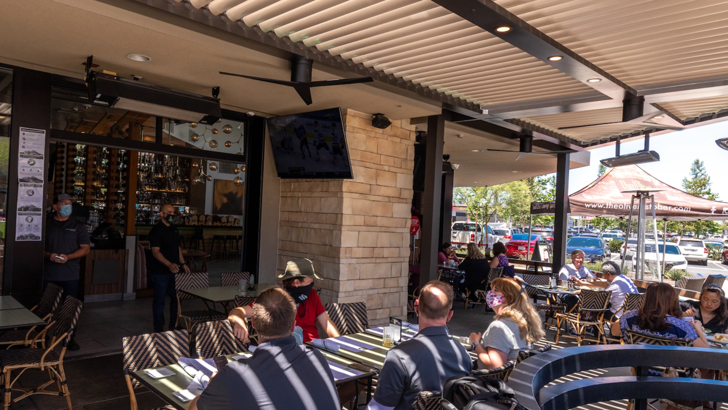 Refined Outdoor Dining with Smart Pergola Shade projects commercial refined-outdoor-dining-with-smart-pergola-shade